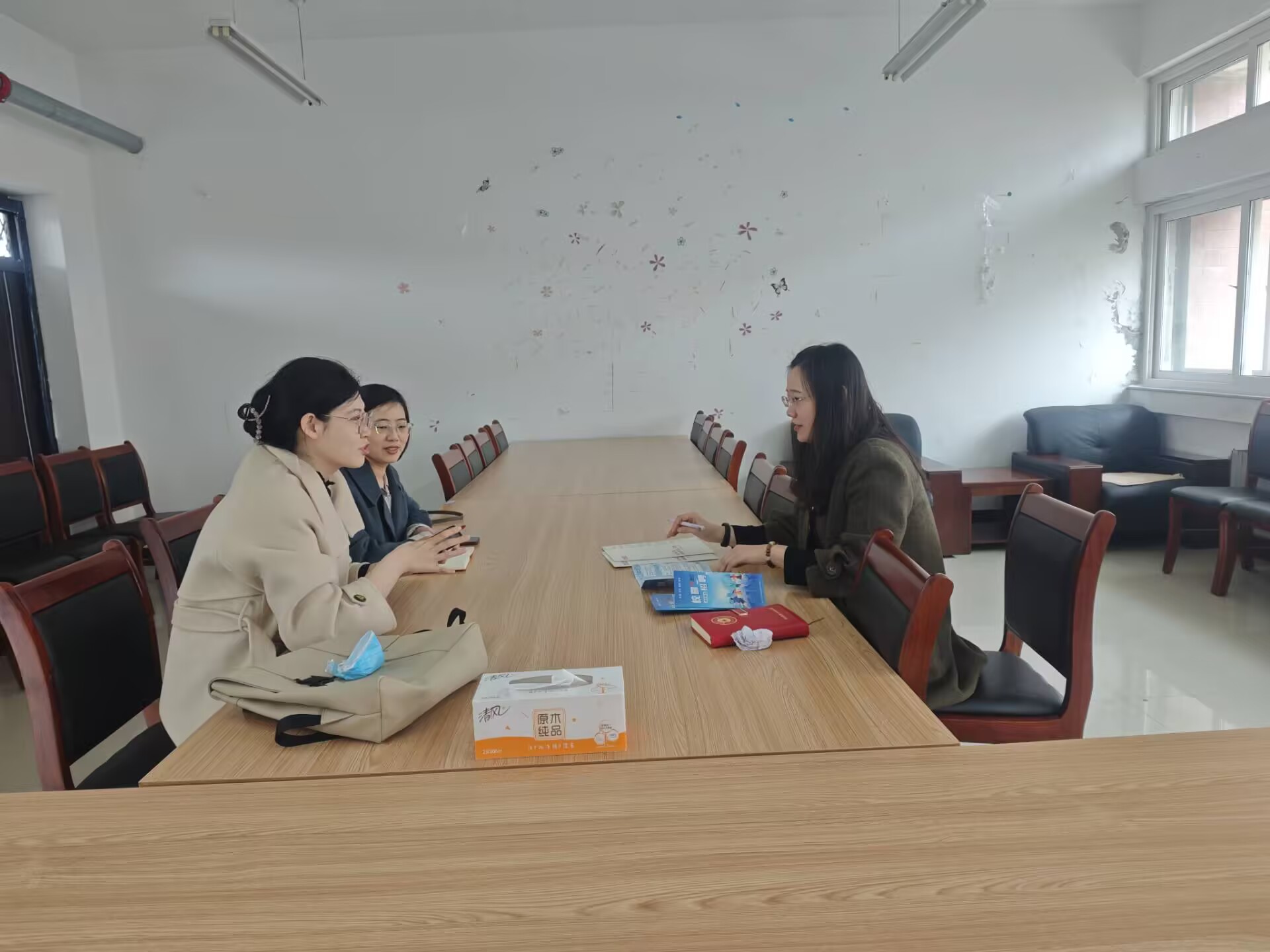 与企业洽谈合作