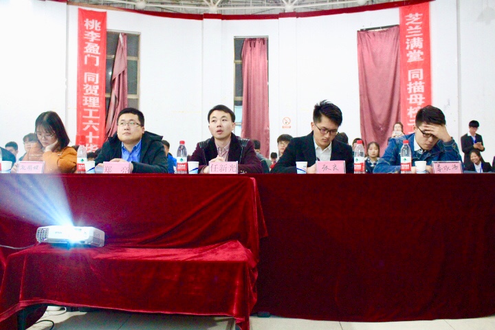 评委认真评审 评委认真评审